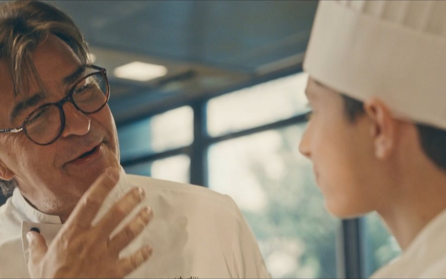 Yannick Alléno avec ses équipes en cuisine
